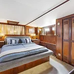 Hotel na wodzie Klassische Motoryacht Ocean Motion *