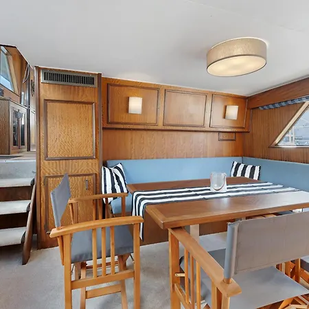 Hotel na wodzie Klassische Motoryacht Ocean Motion *