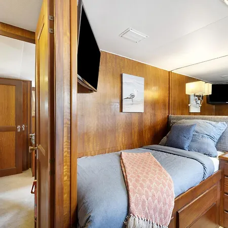 Klassische Motoryacht Ocean Motion *