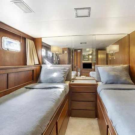 Klassische Motoryacht Ocean Motion