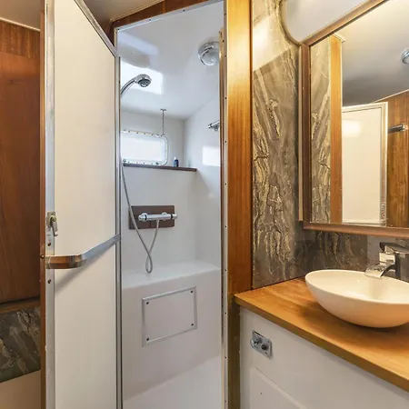 Klassische Motoryacht Ocean Motion *